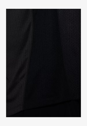 Close-up van zwarte stoffen panelen met verschillende texturen en subtiele stiksel-details.