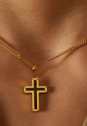 Gouden ketting met een gouden kruis hanger met een zwarte accent, textuur oppervlak en kleine hardwaredetails.