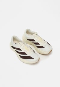 ADIZERO EVO SL - Tenisice - off white/shadow brown/almost yellow