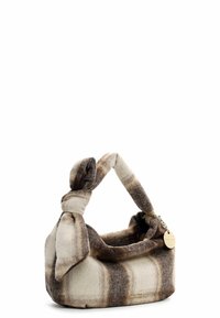 Sac à main en tissu à carreaux marron et beige avec une poignée nouée, agrémenté d'une chaîne et d'un emblème en or. Texture douce et forme arrondie.