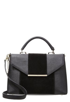 Zwart en donkergrijs gestructureerd handtas met handvat aan de bovenzijde, afneembare schouderriem en goudkleurige accenten op een witte achtergrond.