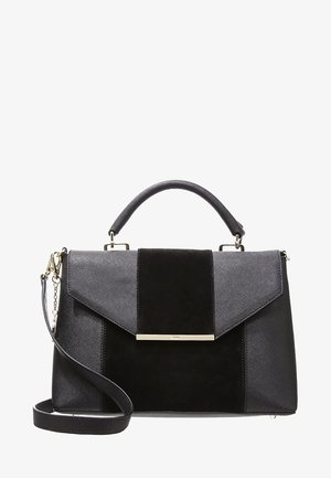 Sac à main structuré noir et gris foncé avec poignée supérieure, bandoulière amovible et ferrures couleur or sur fond blanc.