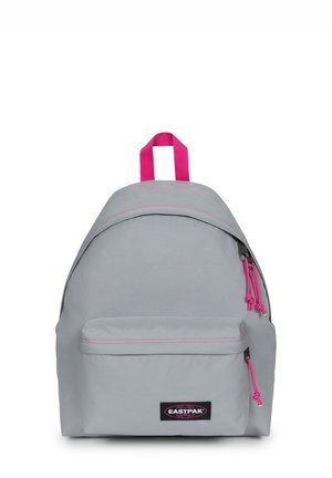 Grauer Eastpak-Rucksack mit pinkfarbenen Reißverschlussschiebern und obere Trageschlaufe, Frontfach und abgerundetem Oberdesign auf weißem Hintergrund.