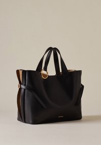 Schwarze Ledertragetasche mit zwei oberen Griffen, goldenen Hardware-Akzenten und strukturiertem Seitenpaneel. Verfügt über ein geräumiges Innenfach für Stauraum.