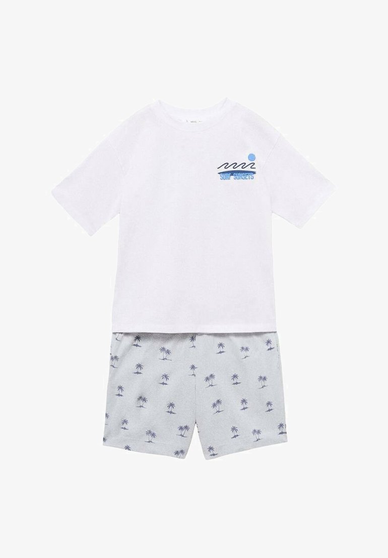 Biely tričko s krátkym rukávom a modrou grafikou "Surf Sunsets", v kombinácii so šedými šortkami so vzorom paliem v námornícky modrej farbe.