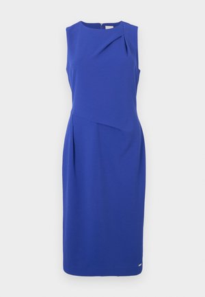 Βασιλικό μπλε αμάνικο φόρεμα με στρογγυλή λαιμόκοψη, λεπτομέρεια με πτυχώσεις μπροστά και τελείωμα μέχρι το γόνατο. Κατασκευασμένο από απαλό ύφασμα με κρυφό φερμουάρ στην πλάτη.