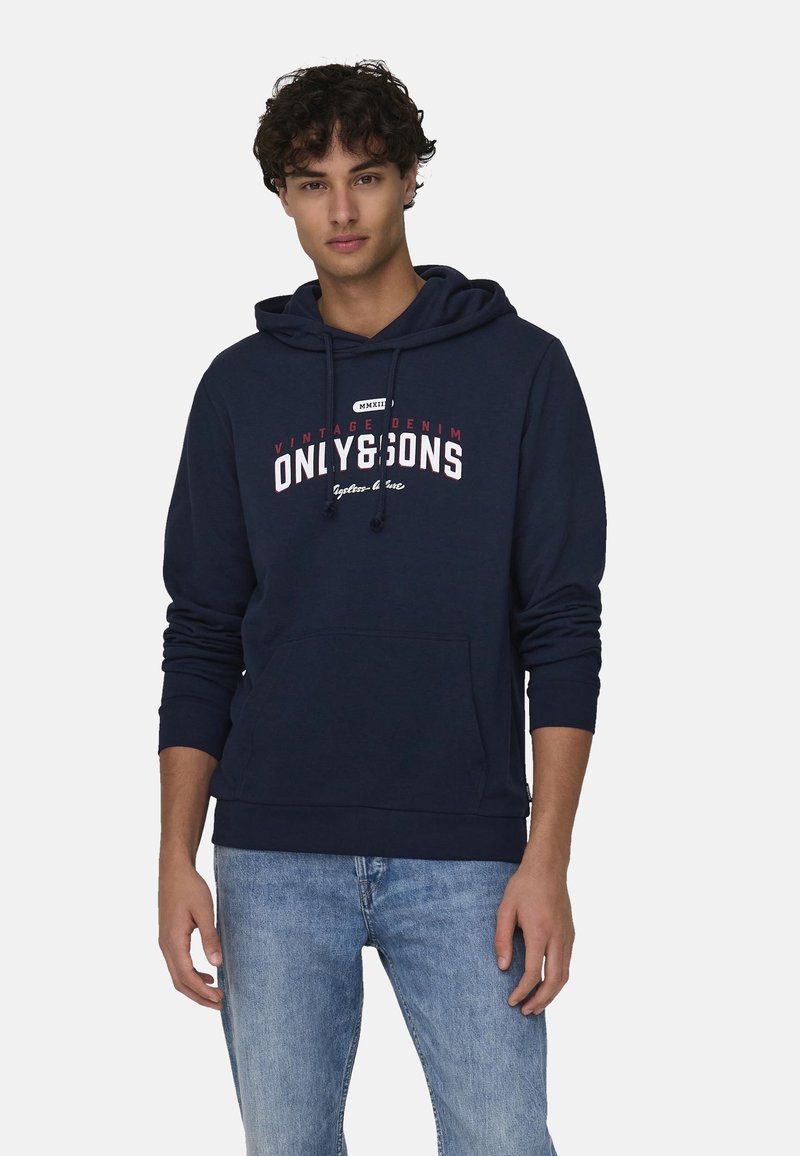 Sudadera con capucha de color azul marino con un bolsillo delantero, que presenta el texto en blanco y rojo "SOLO DENIM VINTAGE & SONS". Material de algodón, corte regular.