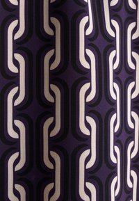 Tessuto con un motivo geometrico di catene intrecciate in sfumature di viola, crema e nero. Texture liscia con una finitura opaca.