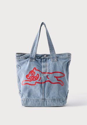 Bolsa tote de mezclilla azul claro con dos asas y un contorno rojo de un animal de dibujos animados corriendo en el frente.