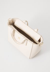 Borsa beige in materiale texturizzato, con hardware color oro, manici doppi e chiusura superiore con zip. Interno con fodera scura.