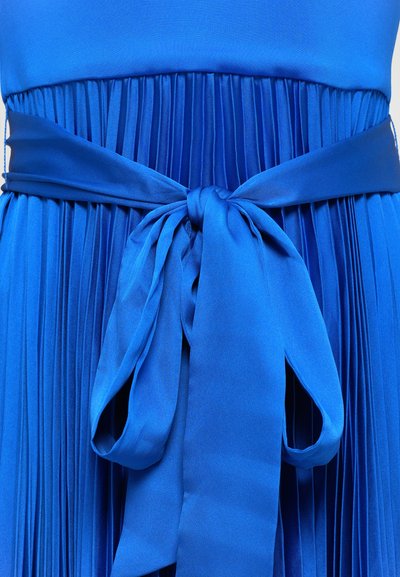 Blaues plissiertes Kleid mit einem glatten, enganliegenden Oberteil und einem passenden Satin-Gürtel, der in der Taille gebunden ist und den Glanz des Stoffes betont.