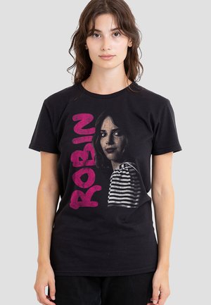 Schwarzes Baumwoll-T-Shirt mit großem pinkfarbenem "ROBIN"-Grafikdruck und einem monochromen Bild einer Frau in einem gestreiften Hemd. Kurze Ärmel, Rundhalsausschnitt.