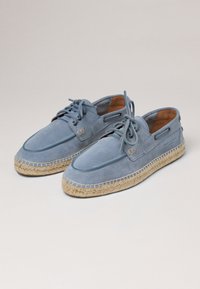 Chaussures en cuir suédé bleu avec un bout arrondi, un laçage et une semelle en corde de jute. Dispose de coutures sur les bords et d'un détail de marque sur le côté.