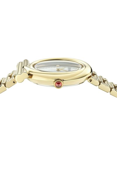 Kerek aranyszínű óra texturált ezüst számlappal és aranyszínű mutatókkal, a korona piros díszítésével és szív alakú láncszemes karkötővel.