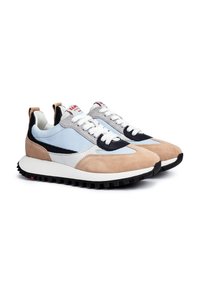 Sneaker mit einer Kombination aus beigem Wildleder, hellblauen und schwarzen synthetischen Einsätzen, weißen Schnürsenkeln und einer strukturierten schwarzen Gummisohle. Rotes Logo-Detail an der Zunge.