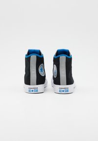 Czarne sneakersy wysokie z szarymi i niebieskimi akcentami, z okrągłym logo i teksturowanym panelem bocznym, osadzone na białej podeszwie.