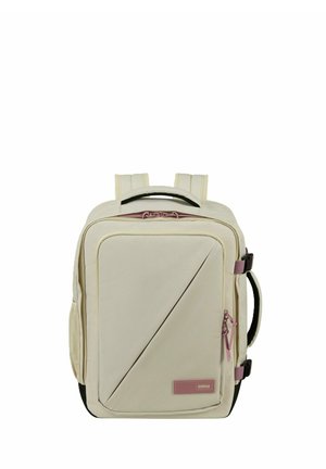 Zaino rettangolare beige con tasca frontale diagonale con zip, cursori rosa, manico superiore, spallacci imbottiti e cinghie di compressione laterali.