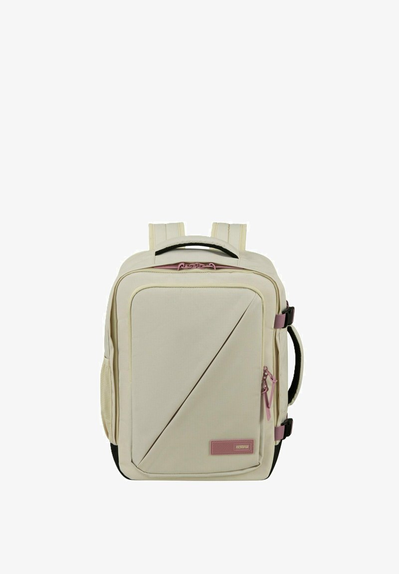 Beigenvärinen suorakaiteen muotoinen reppu, jossa etupuolella diagonaalinen vetoketjutasku, vaaleanpunaiset vetimet, yläkahva, pehmustetut olkahihnat ja sivulla puristusnauhat.