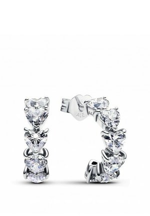 Silberohrringe mit herzförmigem Design und mehreren klaren, facettierten Edelsteinen. Jeder Ohrring zeigt eine kaskadierende Anordnung von Steinen.