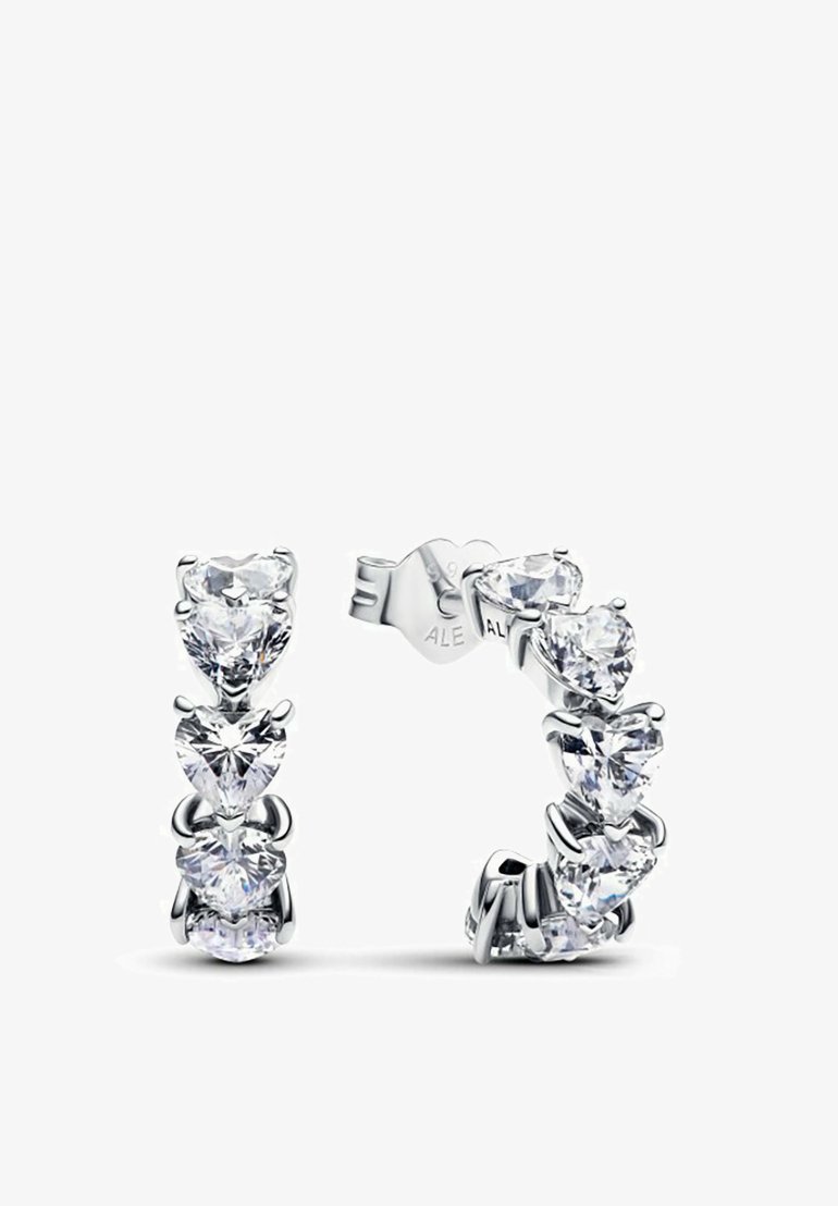 Orecchini in argento con un design a forma di cuore decorati con numerosi gioielli trasparenti e sfaccettati. Ogni orecchino presenta una disposizione a cascata di pietre.