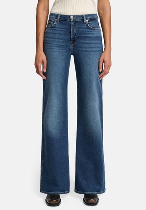 Lage-denim jeans met een medium blauwe wassing, met een hoge taille, voorzakken en een klassieke knoopsluiting. Glad textuur met minimale vervaging.