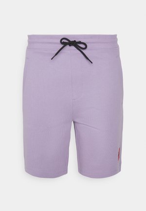 Shorts décontractés lilas avec taille élastique, cordon noir et petit logo rouge près de l'ourlet de la jambe droite.