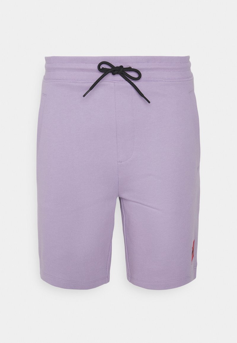 Shorts décontractés lilas avec taille élastique, cordon noir et petit logo rouge près de l'ourlet de la jambe droite.
