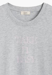 Szara bawełniana koszulka z okrągłym dekoltem i haftem "TAKE IT EASY" w jasnoróżowym kolorze. Miękka faktura, casualowy krój i krótkie rękawy.