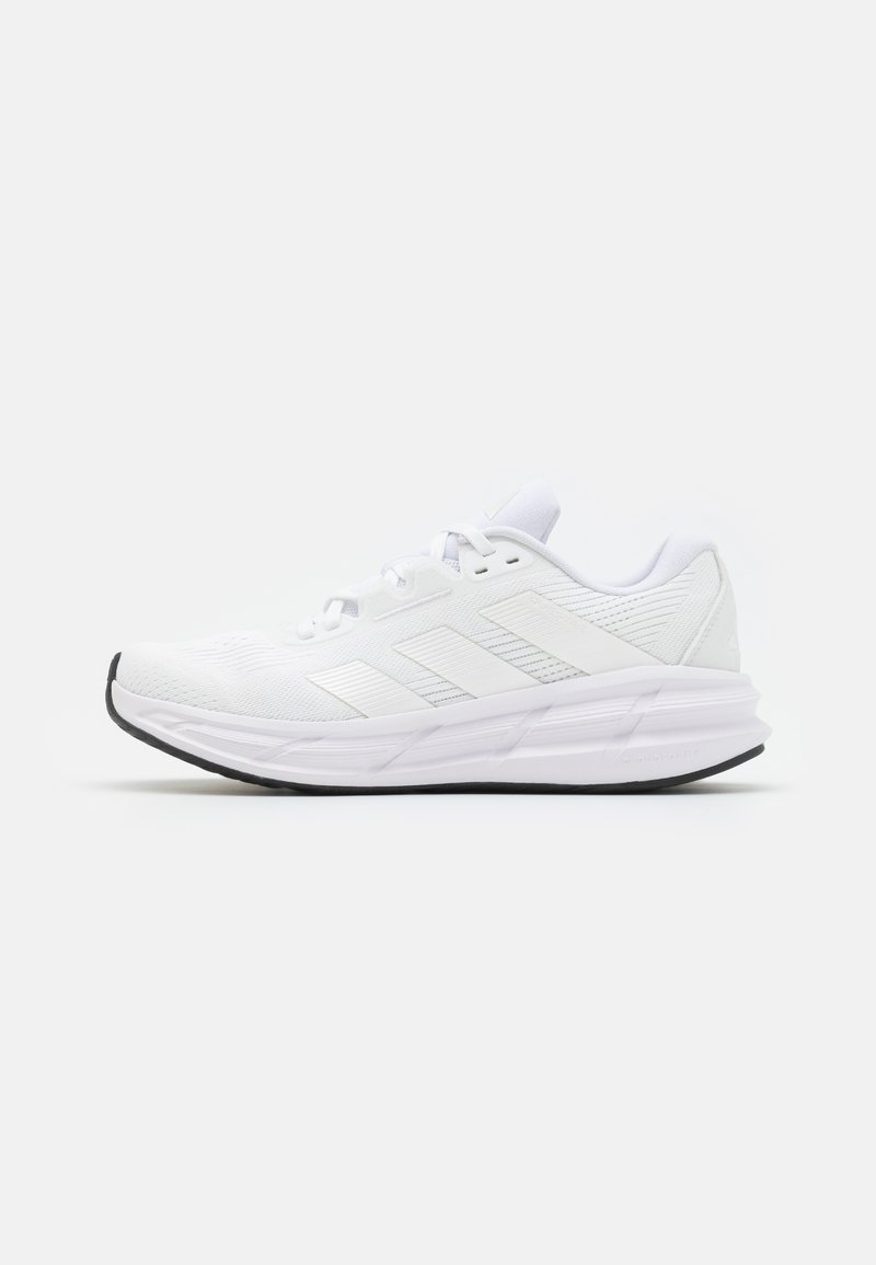 Încălțăminte sport din material mesh alb, cu trei dungi subțiri gri, design elegant, vârf rotunjit și talpă din cauciuc negru.