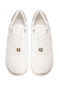 Sneakers bianchi in pelle con lacci piatti, dettagli metallici e un pannello laterale texturizzato. Il design presenta una punta arrotondata e una suola in gomma.