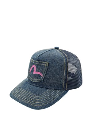 Cappellino da baseball in rete blu denim con cuciture gialle e tasca frontale con motivo a linea curva rosa.
