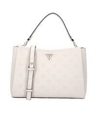 Bolso Guess blanco con patrón de logo en relieve, correa de hombro ajustable y placa metálica con el logo sobre un fondo blanco limpio.