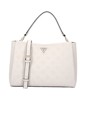 Borsa Guess bianca con motivo in rilievo del logo, tracolla regolabile e placca metallica con logo su sfondo bianco pulito.