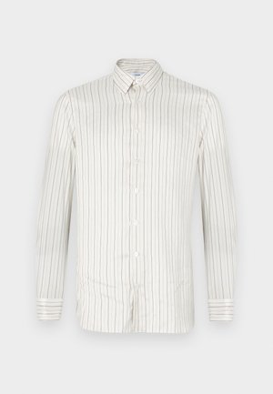 Camicia bianca con bottoni, caratterizzata da sottili righe verticali beige. Presenta un colletto a punta, maniche lunghe e polsini con bottoni. Texture liscia.