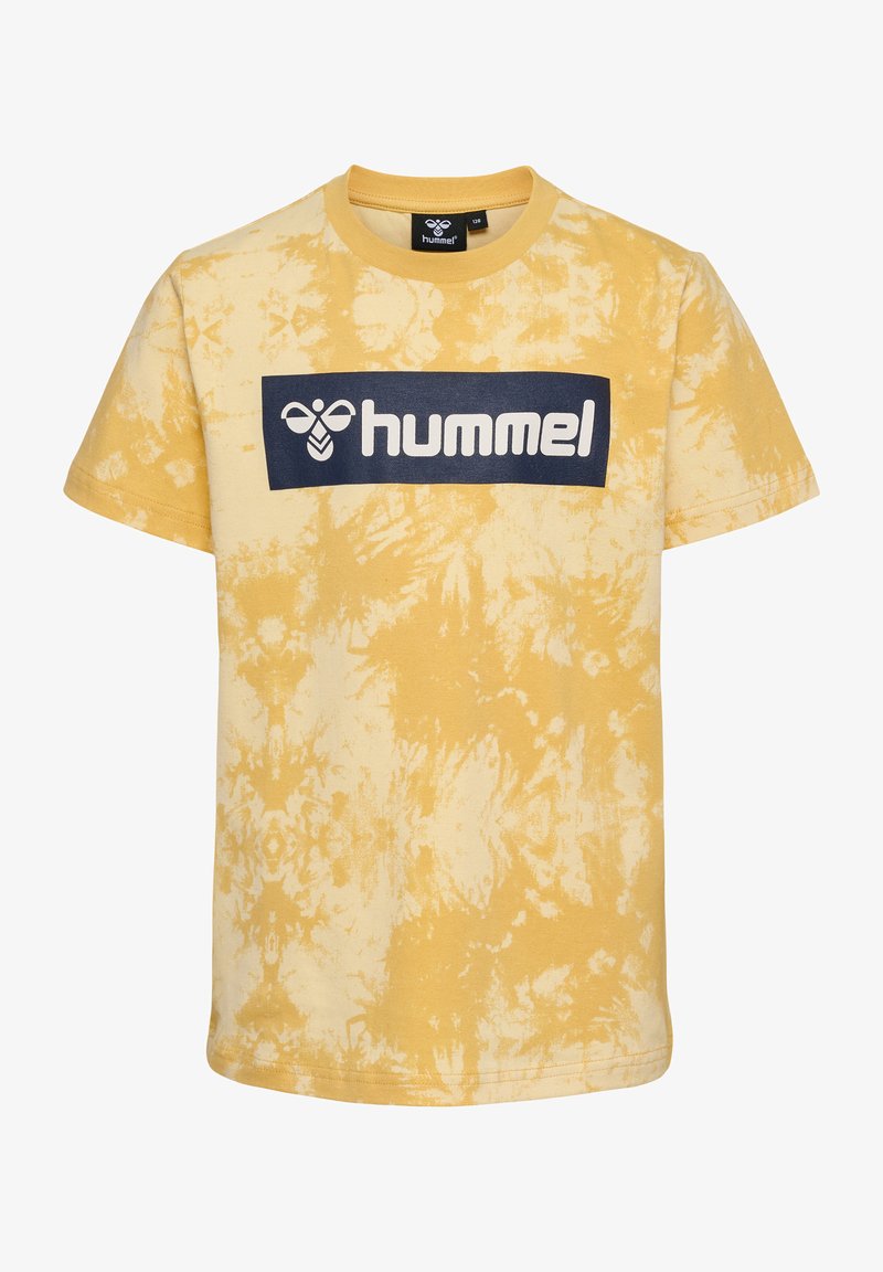 Gul tie-dye t-shirt lavet af bomuld, med et marineblåt rektangulært grafisk print med "hummel" logoet på tværs af brystet. Korte ærmer og rund hals.