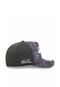 Casquette noire avec un motif éclaboussé coloré. Sur le côté, il y a un patch avec l'inscription "Crucial Catch Intercept Cancer". Forme structurée avec une visière plate.
