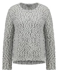 Pull gris épais en tricot avec un motif texturé, manches longues et col rond.