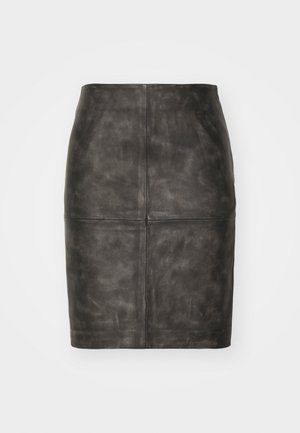 Fekete bőrnadrág ceruza szoknya sima felülettel, egyenes szabással és térd alá érő fazonnal. Diszkrét varrási részletekkel rendelkezik, látható fémkiegészítők nélkül.