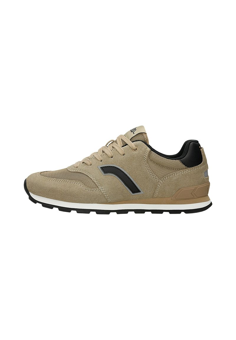 Beige Wildledersneaker mit schwarzen Akzenten, grauem Streifen, Schnürverschluss, strukturierter Oberfläche, Gummisohle und gepolstertem Knöchelkragen.