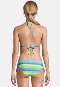 Bikini rayé avec un col halter et un dos noué, présentant des rayures horizontales bleues, vertes et jaunes. Tissu doux et extensible.