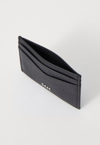 Porte-cartes en cuir noir avec une surface texturée, plusieurs emplacements pour cartes et un design épuré avec des accents en argent minimalistes.