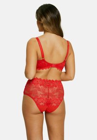 Ensemble de lingerie en dentelle rouge comprenant un soutien-gorge à bretelles ajustables et des culottes taille haute assorties ornées de motifs floraux.