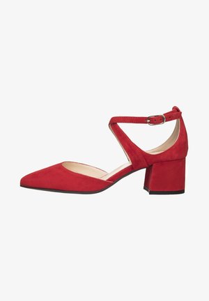 Czerwone zamszowe damskie buty na niskim, szerokim obcasie z ostrym noskiem i paskiem wokół kostki z małą metalową klamrą.