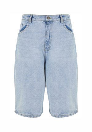 Pantalones cortos de mezclilla azul claro con botón frontal, cierre de cremallera, trabillas para cinturón y bolsillos laterales, mostrados sobre un fondo blanco.