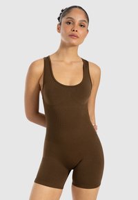 Brun bodysuit med rundad halsringning, ärmlös design och figurnära shorts. Ribbat mönster med slät tyg, som ger en åtsittande passform.