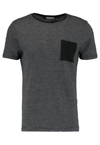 Svart och grårandig T-shirt med rund halsringning och korta ärmar, med en enfärgad svart bröstficka på vänster sida. Mjuk tygtextur.