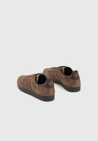 adidas Originals GAZELLE UNISEX - Baskets basses - earth strata/brown/gum