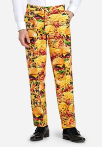 Pantalones multicolores con un estampado de collage de comida, incluyendo hamburguesas, patatas fritas, pizza y pretzels, con una textura suave y un diseño recto.
