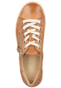 Brune lærersneaker med hvite bomullssenker, sidesirkel, rund tå og teksturert såle. Har preget logo på tungen.