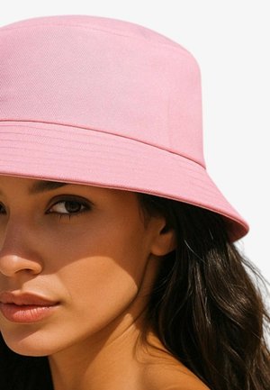 Roze emmerhoed gemaakt van gestructureerde stof met een brede, platte rand. Het ontwerp heeft een gladde kroon en minimale accenten, geschikt voor dagelijks gebruik.